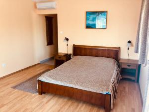 A bed or beds in a room at Horváth Vendégház