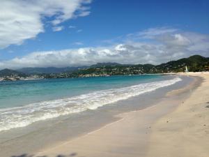 une plage avec l'océan et les montagnes en arrière-plan dans l'établissement Villa Catalina Leisure resort, à Nabas