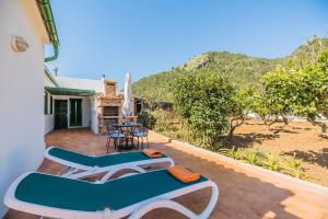 ein Balkon eines Hauses mit einem Tisch und Stühlen in der Unterkunft Can Boi in Pollença