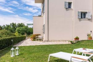 A garden outside Seaview Luxurious Apartment near Corfu town by Konnect - Adults only