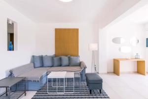 A seating area at Seaview Luxurious Apartment near Corfu town by Konnect - Adults only