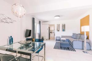 A television and/or entertainment centre at Seaview Luxurious Apartment near Corfu town by Konnect - Adults only