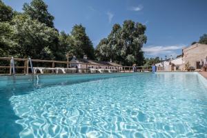 Bazén v ubytování El Molino del Corcho nebo v jeho okolí