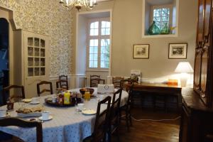 a dining room with a table and chairs and a dining room at Chambres d'hôtes de charme Le Pradel in Monceaux-sur-Dordogne