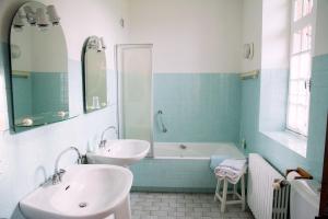 a bathroom with two sinks and a bath tub at Chambres d'hôtes de charme Le Pradel in Monceaux-sur-Dordogne +37 photos