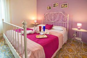 ein Schlafzimmer mit einem Bett und einem Tablett mit Essen drauf in der Unterkunft Casa Maccers in Giardini-Naxos