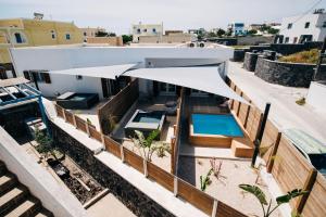 Bazén v ubytování Mesanto Luxury Suites nebo v jeho okolí