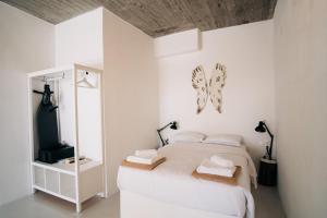Rúm í herbergi á Mesanto Luxury Suites