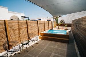 Sundlaugin á Mesanto Luxury Suites eða í nágrenninu