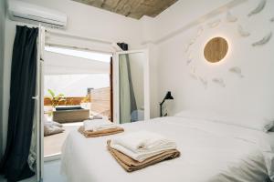 Postel nebo postele na pokoji v ubytování Mesanto Luxury Suites + 37 fotografií