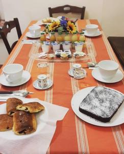 uma mesa longa com pratos de comida em Rupe Antica em Artena