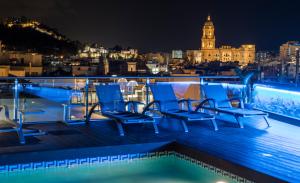 Bazén v ubytování Salles Hotel Málaga Centro nebo v jeho okolí
