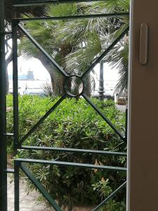 eine Glastür mit Gartenblick in der Unterkunft Pappalardo - Regina Elena in Trapani