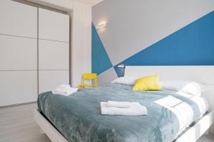 - une chambre avec un lit et 2 serviettes dans l'établissement University of Bologna & Porta San Donato Apartment, à Bologne