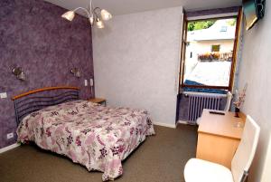 - une chambre avec un lit, une fenêtre et un bureau dans l'établissement Hotel George, à Montmélian