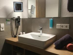 Biberach bei OffenburgにあるLandgasthof Kinzigstrandのバスルーム(洗面台付)、壁掛け電話 +15枚の写真