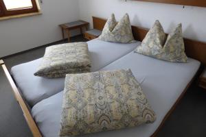 two beds with pillows on them in a room at Haus Alois Nußbaumer jun. in Saalfelden am Steinernen Meer