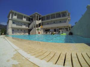 Bazén v ubytovaní Happyland Hotel Apartments alebo v jeho blízkosti