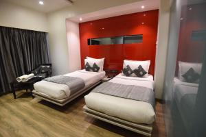 Llit o llits en una habitació de VITS Sharanam Thane