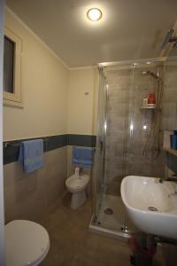 een badkamer met een douche, een toilet en een wastafel bij Porte Maqueda in Palermo