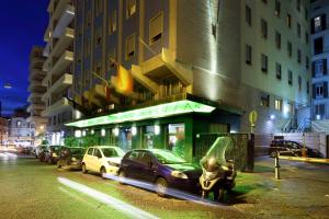 un grupo de coches estacionados frente a un edificio en Exe Majestic en Nápoles