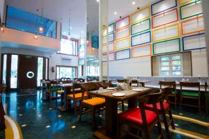 Restaurant o un lloc per menjar a VITS Sharanam Thane