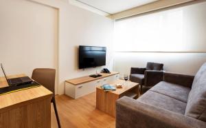 Televízia a/alebo spoločenská miestnosť v ubytovaní Sercotel Logroño Suites