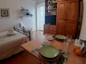 ガエータにあるCasa di Fioreのリビングルーム(緑の皿が並ぶテーブル付)