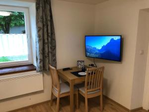 TV a/nebo společenská místnost v ubytování Kleines Nest im Zentrum, eigener Eingang, Parkplatz, kostenloses Wlan