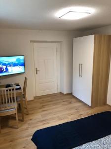 TV a/nebo společenská místnost v ubytování Kleines Nest im Zentrum, eigener Eingang, Parkplatz, kostenloses Wlan