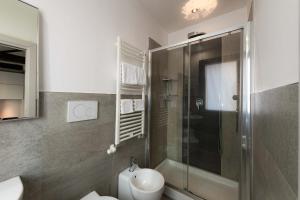 uma casa de banho com um chuveiro, um WC e um lavatório. em Hotel Paganelli em Veneza