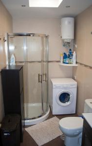 Et badeværelse på Beach Apartment Puerto del Carmen Apt 20