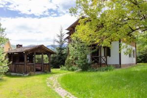 ein Haus mit einem Pavillon im Hof in der Unterkunft Guest House Plai in Jaremtsche