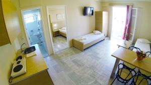 een kamer met een woonkamer met een bank bij Happyland Hotel Apartments in Nydri