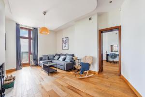 - un salon avec un canapé et une table dans l'établissement Apartamenty Sun & Snow Traugutta Premium, à Sopot