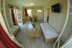 Televízia a/alebo spoločenská miestnosť v ubytovaní Happyland Hotel Apartments
