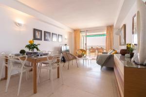 Il comprend une cuisine et un salon avec une table et des chaises. dans l'établissement Homes&Go Bell Racó Confort III, à La Pineda