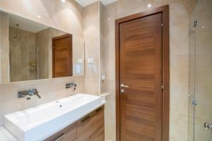 Ένα μπάνιο στο Luxury villa Saga in Drvenik, private pool +19 φωτογραφίες