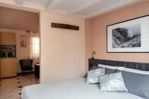 a bedroom with a bed and a picture on the wall at Malbo in Riomaggiore