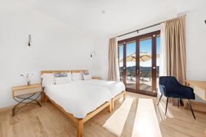 sypialnia z łóżkiem i widokiem na ocean w obiekcie Villa Diamond by Cap Vermell Estate w Canyamel
