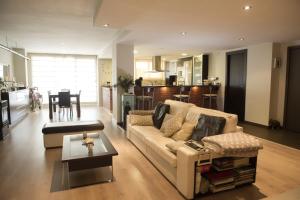 a living room with a couch and a table at LLOGUER30 Vip's Loft, un encanto frente al mar in Sant Feliu de Guíxols