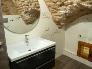 un baño con lavabo y espejo en Domus Flora Guest House, en Spello 46 fotos más