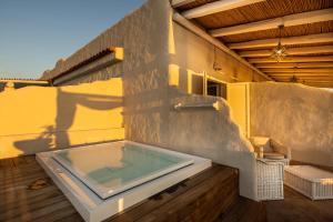 uma banheira de hidromassagem ao lado de um edifício em Therasia Resort Sea and SPA - The Leading Hotels of the World em Vulcano