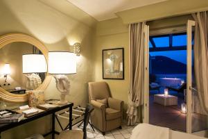 Posezení v ubytování Therasia Resort Sea and SPA - The Leading Hotels of the World