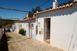 una calle en un pueblo con un edificio blanco en Casas de Mértola 29, en Mértola