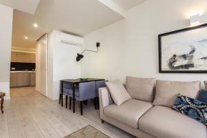 - un salon avec un canapé et une table dans l'établissement Apartment Martim Moniz - Tram 28, à Lisbonne