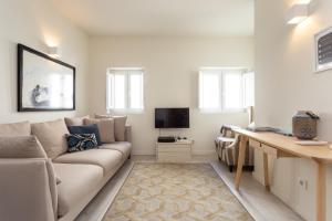 - un salon avec un canapé et une télévision dans l'établissement Apartment Martim Moniz - Tram 28, à Lisbonne