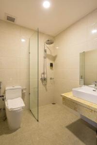 Bathroom sa Roliva Hotel & Apartment Danang