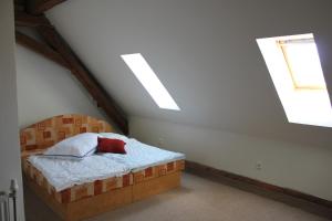 Ένα ή περισσότερα κρεβάτια σε δωμάτιο στο Statek-Hofje