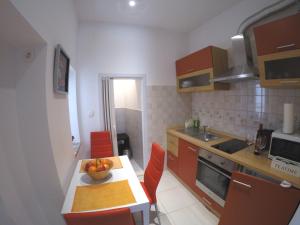 una cocina con una mesa con un bol de fruta. en Rooms Gero, en Zadar